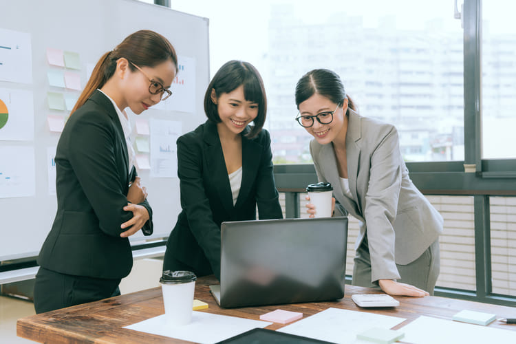 PC画面を見る女性3人