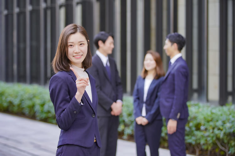 人差し指を立てる女性