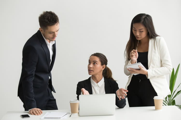 ミーティングする社員