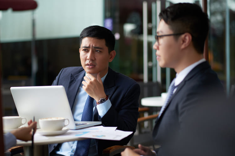 眉をひそめる男性社員