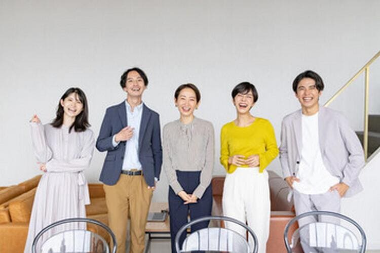 満足げな社員たち