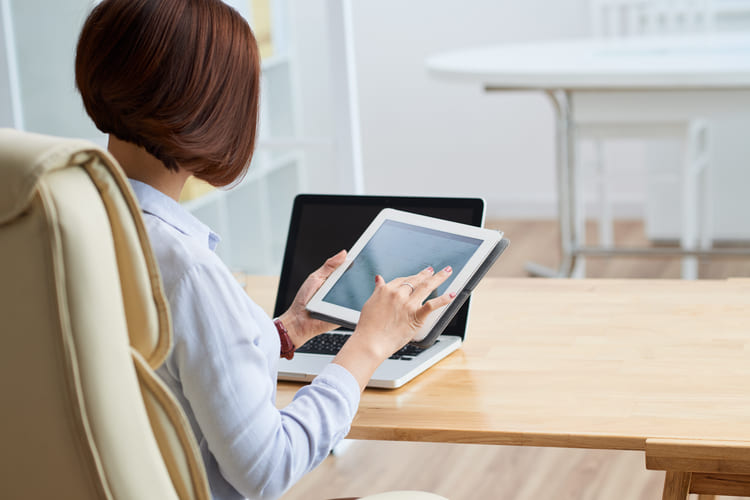 タブレットで確認する女性