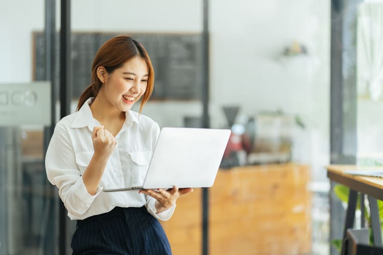 ガッツポーズをする女性