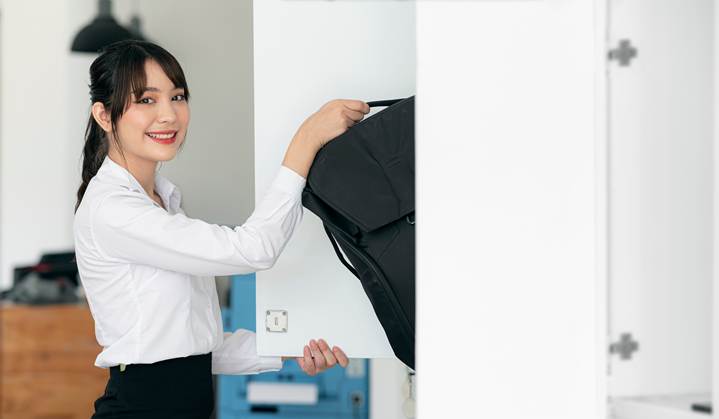 ロッカーに荷物をしまう女性